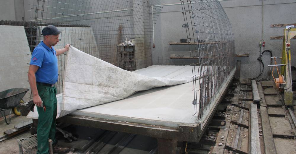 Under produktionen dækkes betonelementerne med termo betonmåtter fra Combitherm.