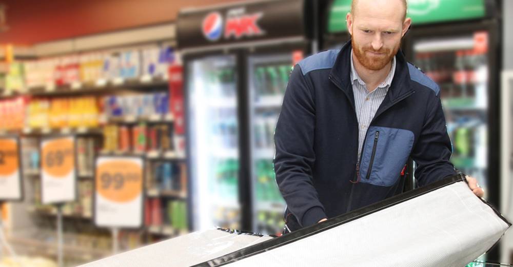 Høje energipriser får SuperBrugsen til at afdække åbne kølediske med isolerende måtter fra Combitherm